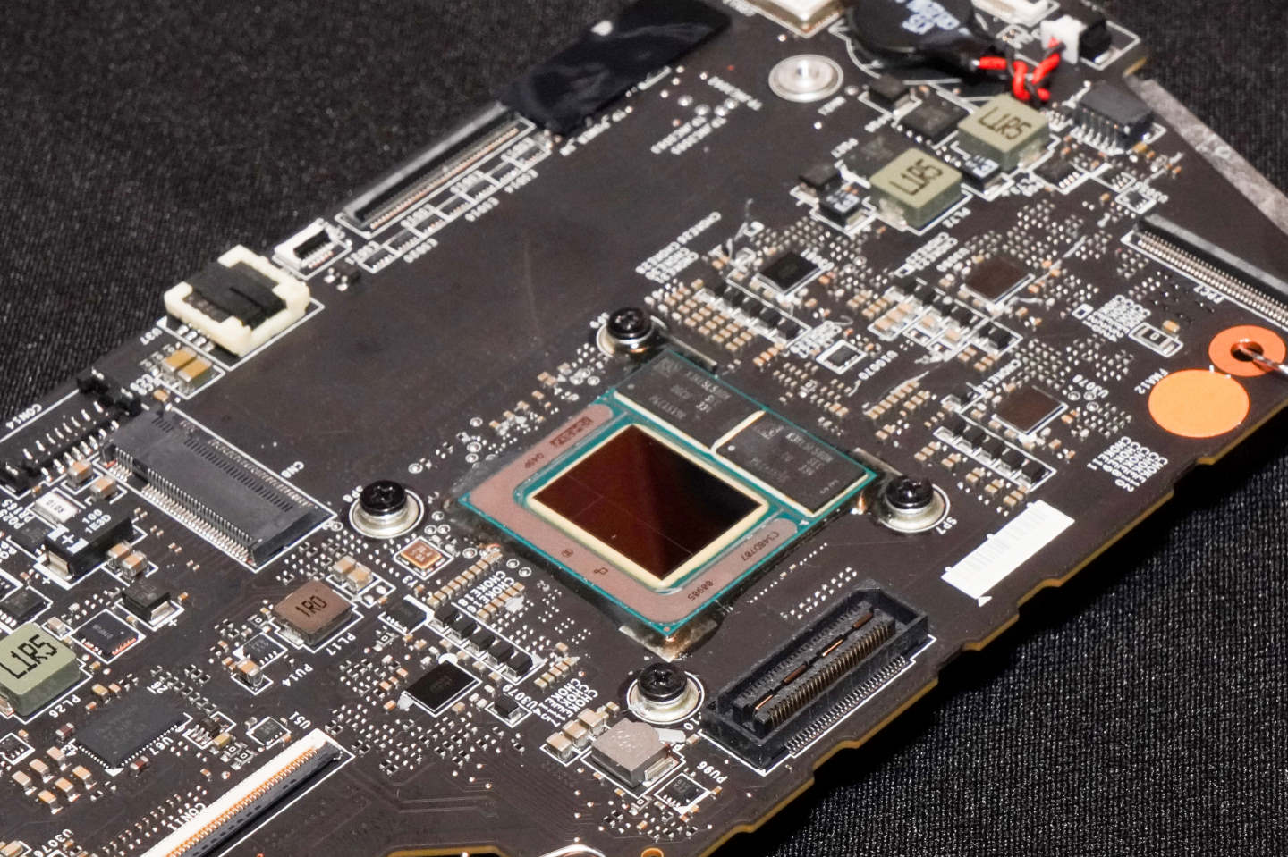 在主機板上可以看到M.2 2280固態硬碟插槽，但沒有SO-DIMM記憶體插槽。