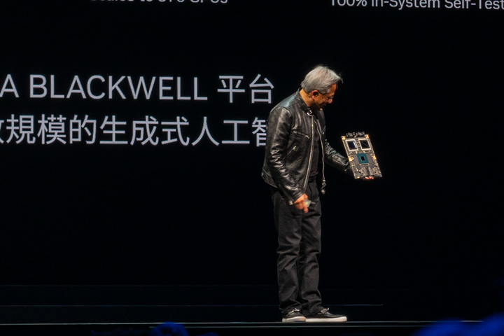 黃仁勳親自展示出今年全新發表的 GPU Blackwell。