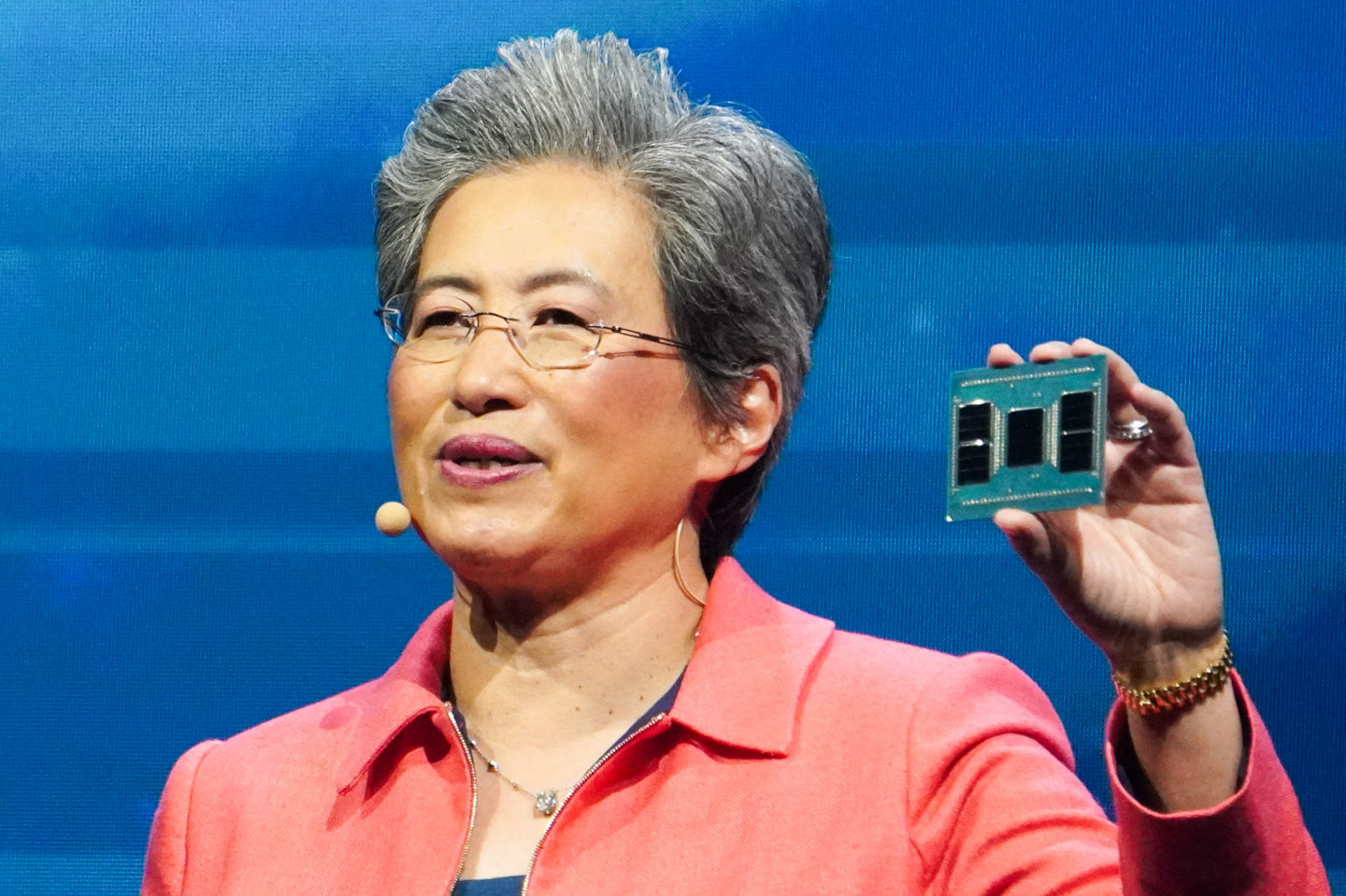 蘇姿丰在舞台上展示第5代Epyc處理器器實物。