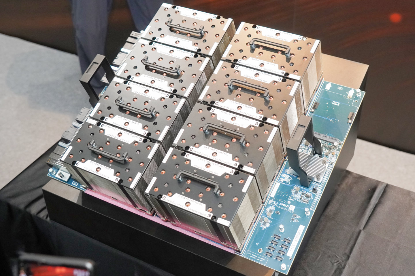 外AMD也在聯訪會場準備了MI300 AI加速器。
