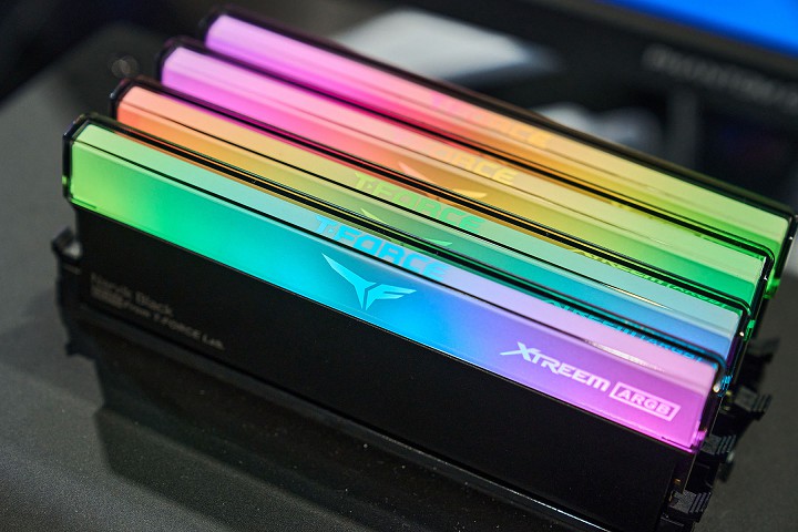 T-FORCE XTREEM ARGB SSD 載了創新的導光柱，彩色光源之間的過渡更加平滑，顯現出如極光般的色彩。