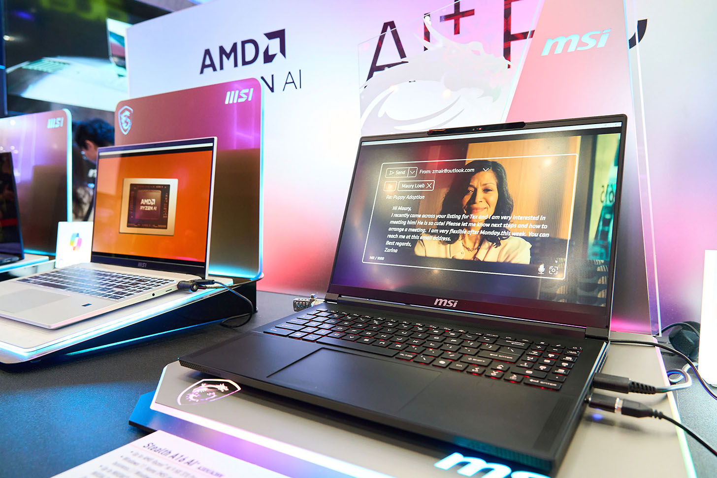 今年初除了 Intel 推出內建 NPU 的 Intel Core Ultra 系列處理器搶佔 AI 電市場，會場 MSI 也推出全球首款載 AMD Ryzen AI 300 系列處理器的 AI+ 電。