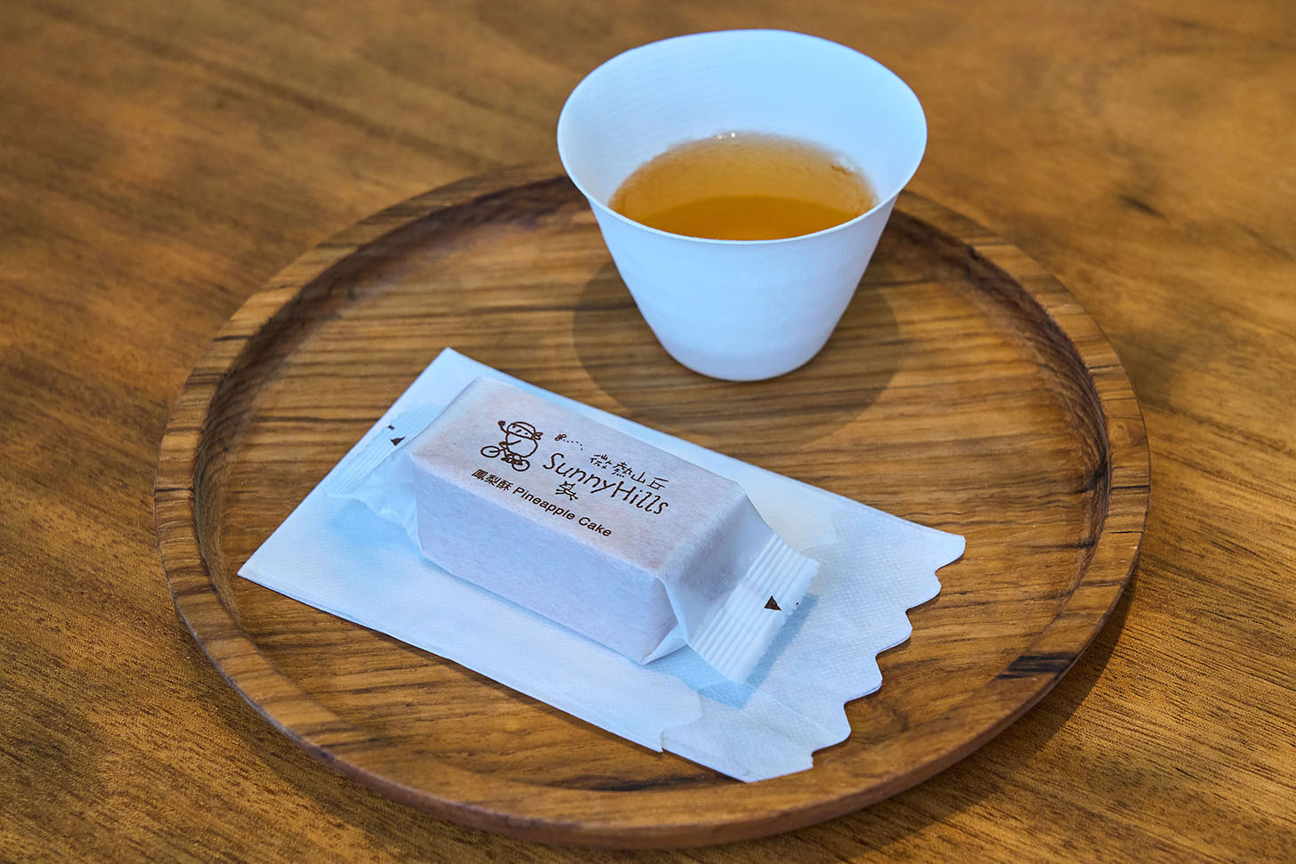 一杯茶飲，配微熱山丘招牌的土鳳梨酥，讓來自國外的參展者也能充分感受台灣傳統茶文化。