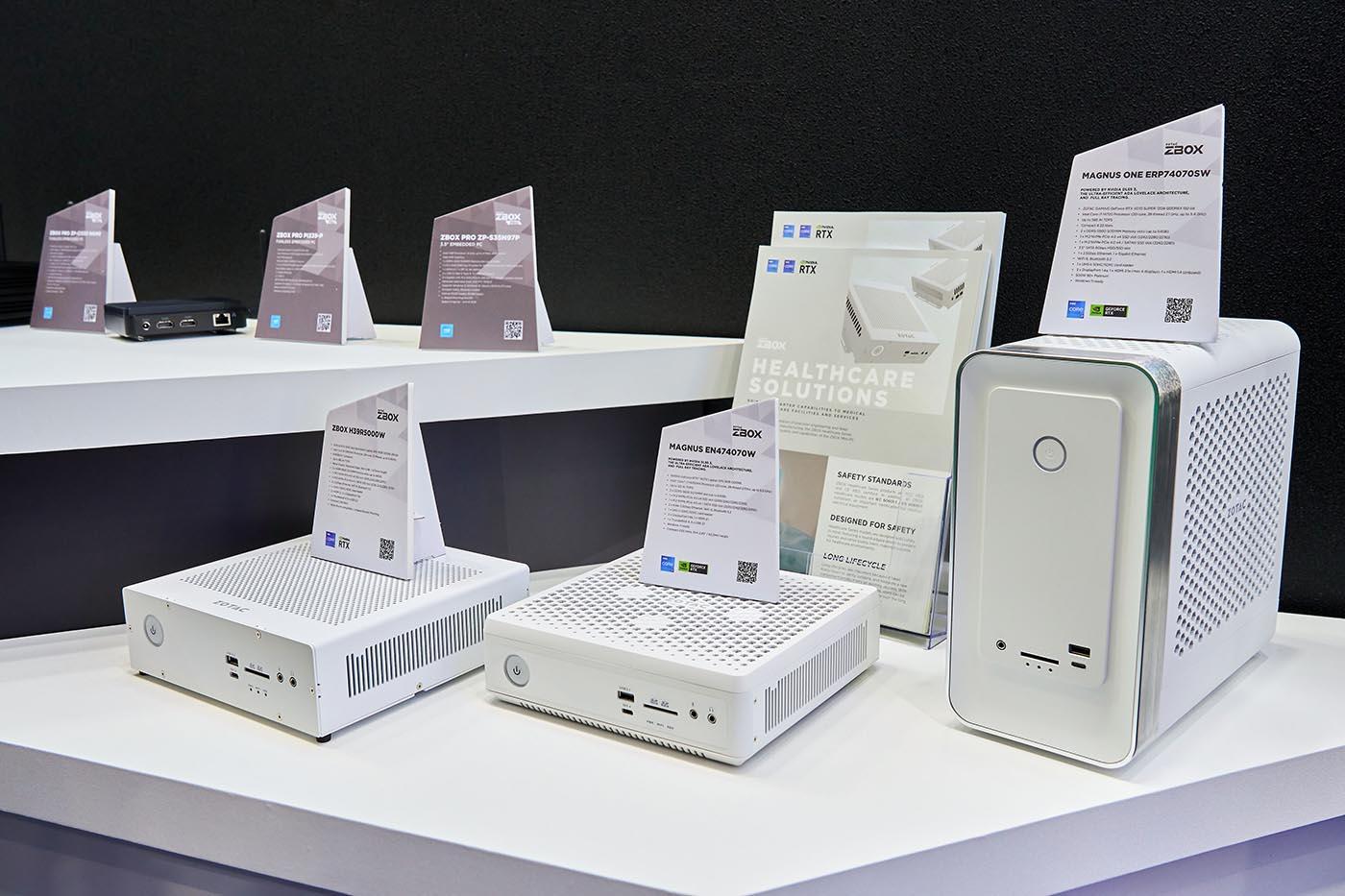 ZOTAC 白色的醫療級電腦，皆為通過 EN 60601-1 醫療用電氣標準認的醫療用迷你主機。