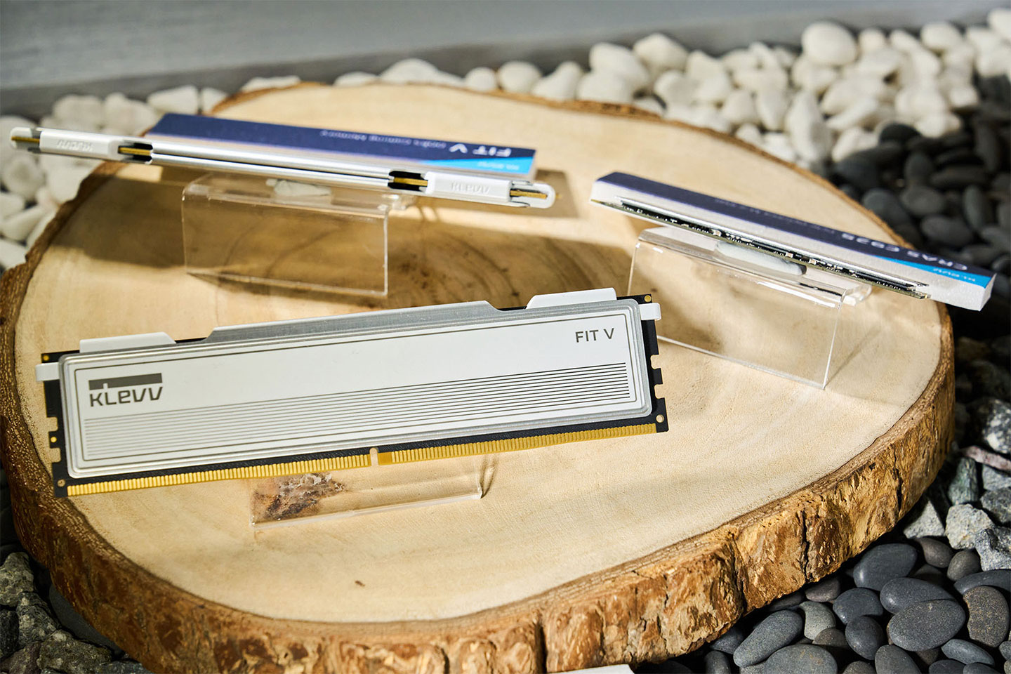 KLEVV FIT V DDR5 同樣定位電競記憶體，模組包括散熱片的尺寸較為小巧，也更有利於利用機箱內空間，規格與價位相對更具性價比，適合入門 DDR5 的玩家選用。