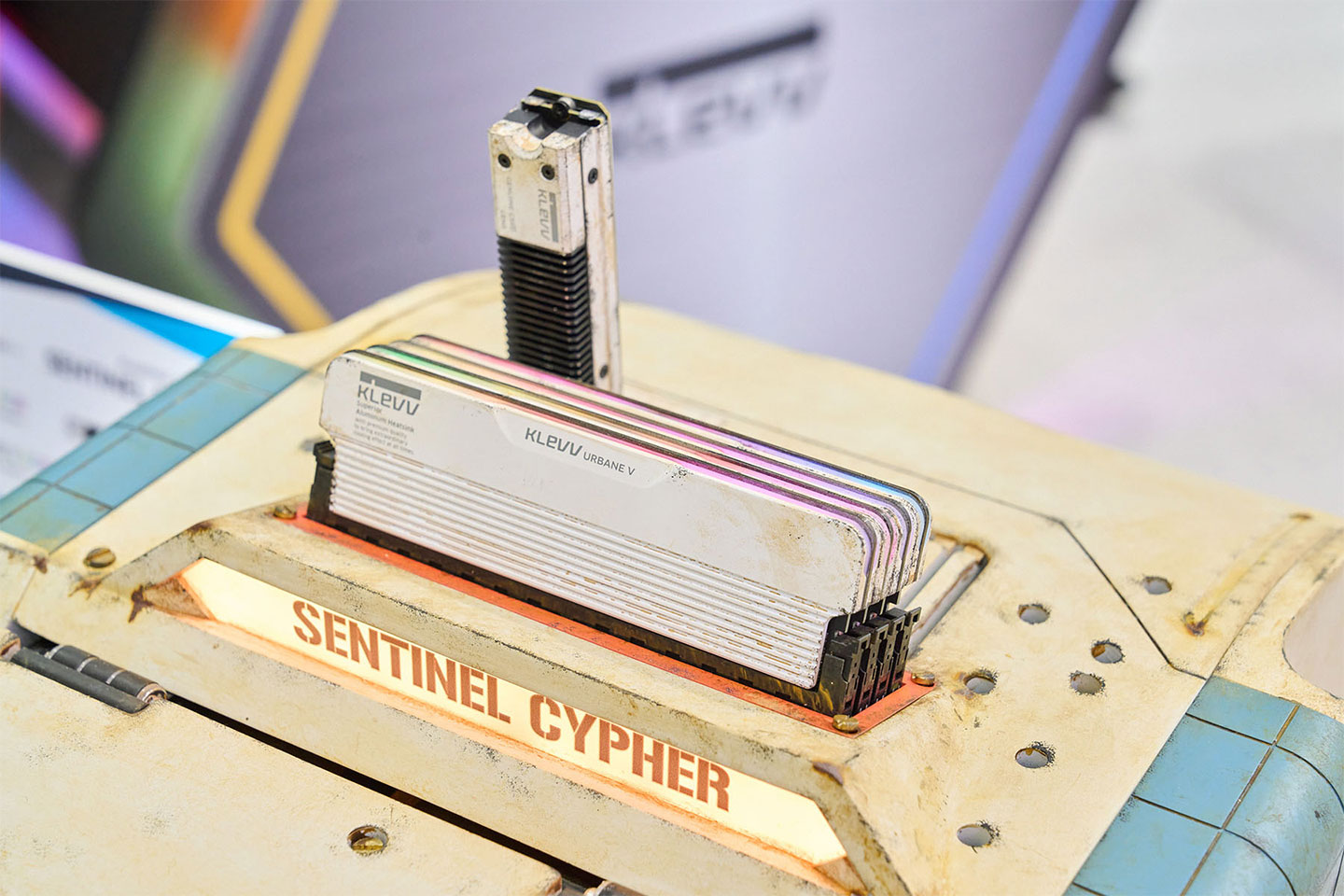 Sentinel Cypher 機頂配了 KLEVV 的 URBANE V RGB 記憶體與直立式安裝的 GENUINE G560 SSD，可以發現連零件模組也很細膩地做了生銹、污損的舊化風格。