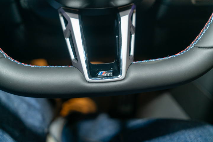 i5 M60 xDrive Touring 則具備 601 匹馬力和 820 牛頓米的最大力，0-100 公里/時加速僅需 3.9 秒。內裝方向盤上也有 M 銘牌，並在 12 點鐘方向做出紅色飾條點綴。