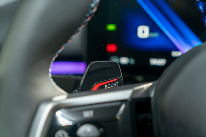 i5 M60 xDrive Touring 方向盤後方有 Boost 的動力撥片。