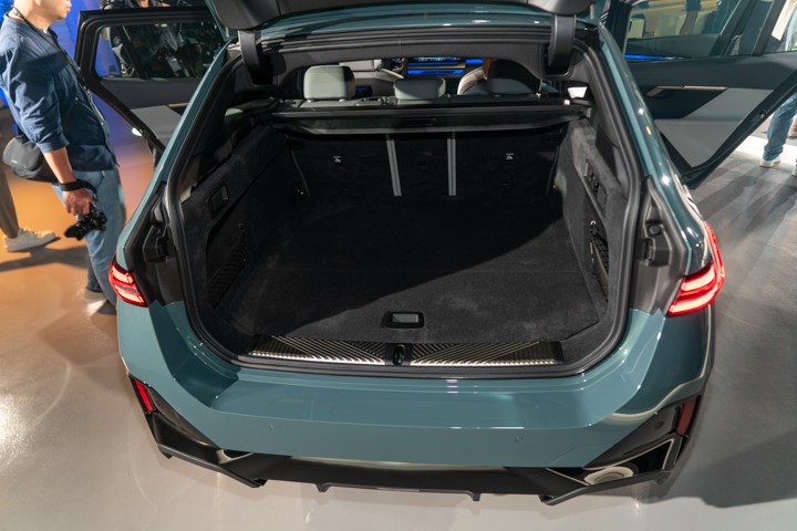 長軸距為 i5 Touring 創造出最大可達 1,700 公升的後廂空間。