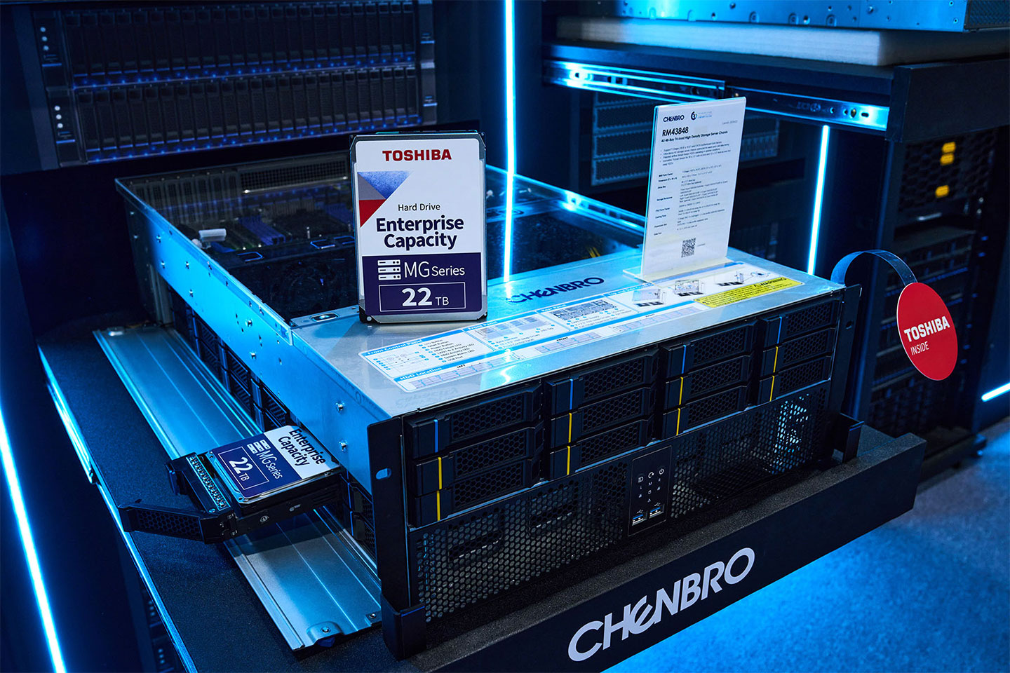同樣獲得美國 MUSE 計大獎和 TITAN 創新計大獎肯定的 4U Tri-load 伺服器機箱 RM43848 具備 48 顆 HDD 儲擴充能力，配 Toshiba MG10F 22TB 企級硬碟，更能滿足企總儲容量的需求。