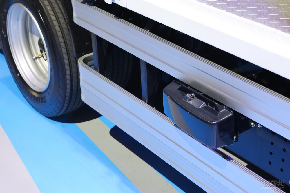 FUSO eCanter 首輛電動輕型貨卡發表，貨車、垃圾車、冷藏車皆可電動化