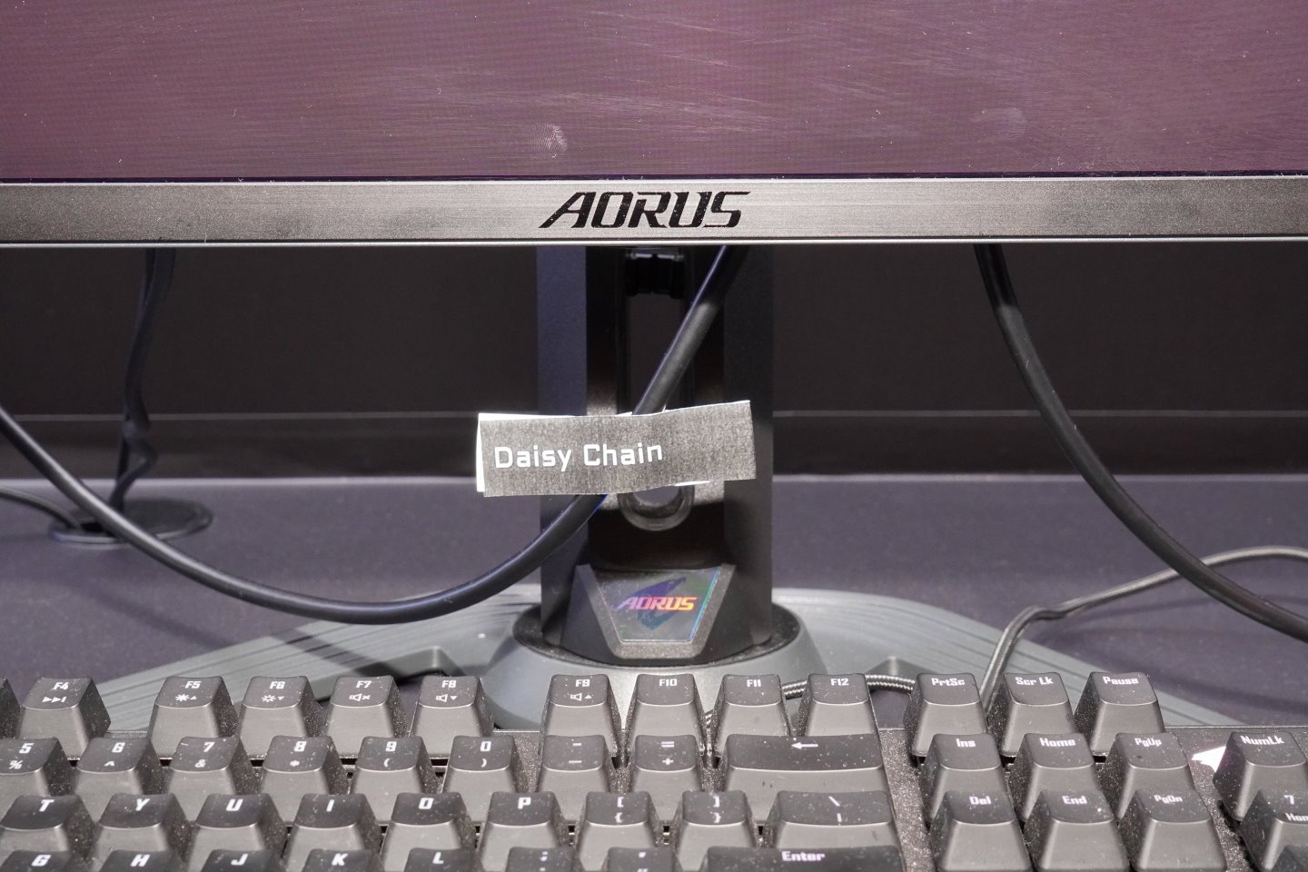 展場特別將串接各顯示器的Displayport纜線標示菊花鏈（Daisy Chain）。