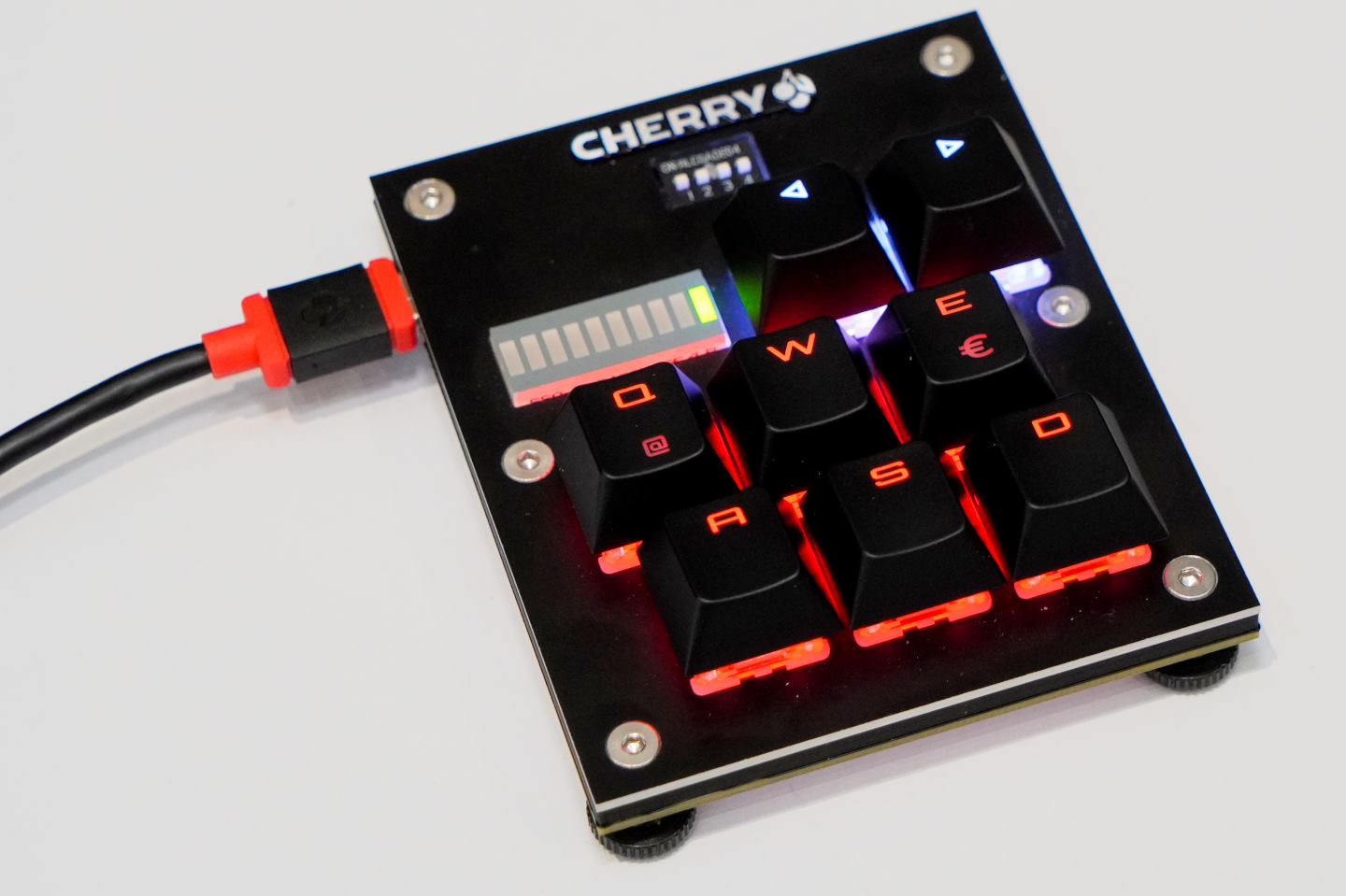Cherry也在會場以特製鍵盤展示MX Multipoint機械軸類比控制的特色。