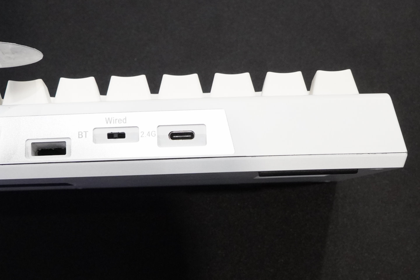 One X鍵盤採用無線3模與RGB背光功能。