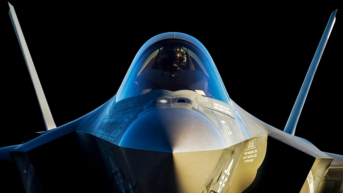 F-35 頭盔顯示器系統(HMDS)讓駕駛員有360度透明視野，價值高達40萬美元
