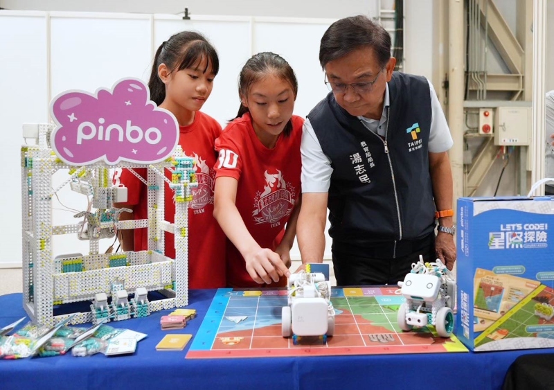 華碩於北市教育博覽會展示 Zenbo Junior II：整合生成式 AI，打造雙語及跨域學習環境