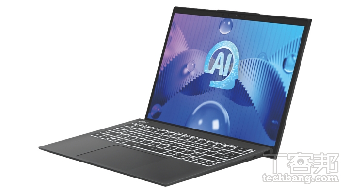第一批搭載 Intel Core Ultra 處理器推出的筆電，雖然沒有實體 Copilot 鍵，但具有 NPU 也能夠執行微軟的 Copilot。
