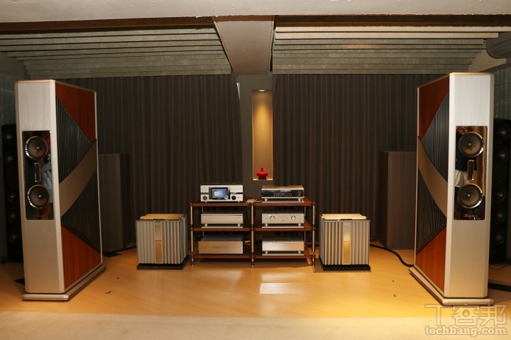 極品音響引進德國 Burmester 頂級音響 BC350，整個箱體利用金屬與實木材料相互調和，側板配備兩只低音單體，且各有獨立腔室和低音反射孔，讓兩只低音單體各自獨立穩定運作；前方的兩只中音單體與氣動式高音單體也各有獨立隔間，避免單體之間相互干擾，而兩只中音與高音單體所在的前障板飾以三明治結構打造，藉此隔離低音單體傳來的震動干擾，整套系統約台幣 1600 萬元。