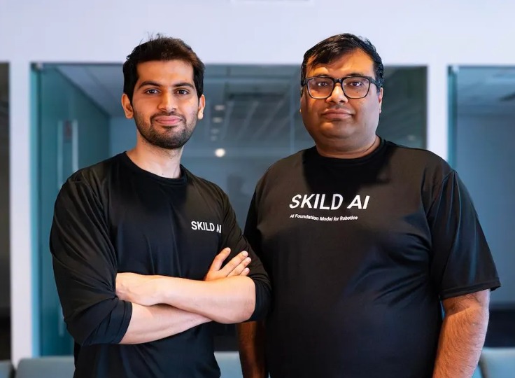 Skild AI 聯合創始人 Deepak（左）和 Abhinav（右）。圖片來源：Skild AI