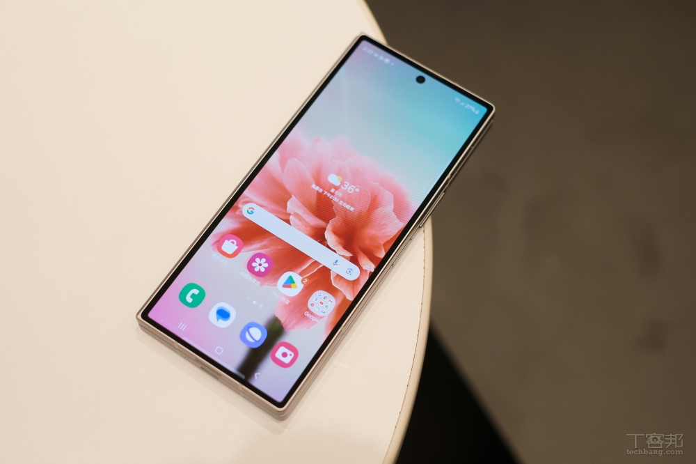 封面螢幕為 6.2 吋 HD+ Dynamic AMOLED 2X 螢幕，螢幕比例為 22.1：9，具備最高 120Hz 智慧動態調節更新率。