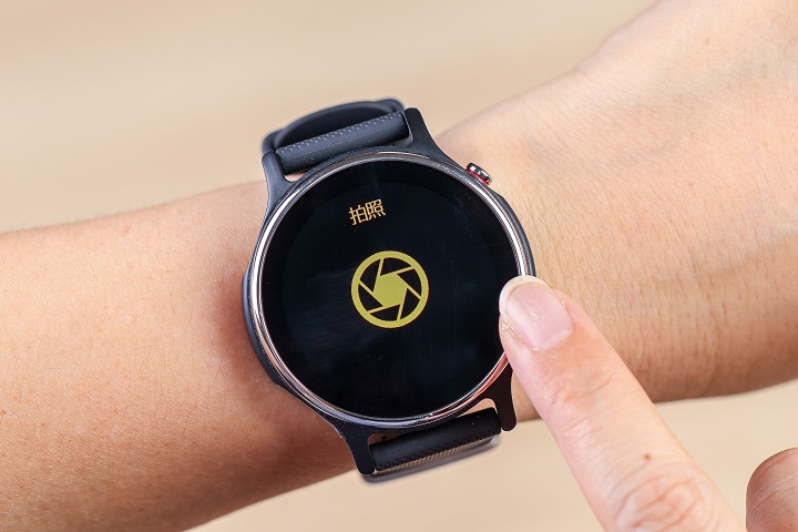 要透過 VivoWatch 6 進行遠端拍照也可以。