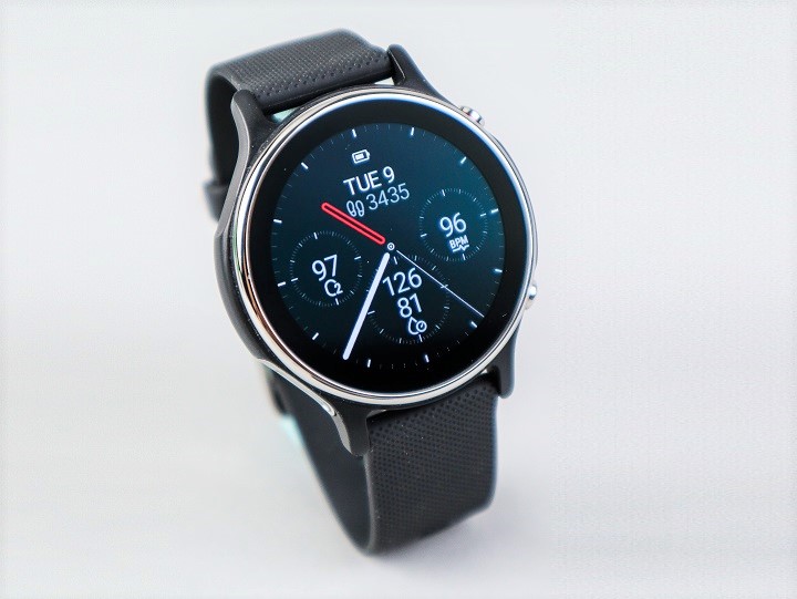 Asus VivoWatch 6 外型與前一代 VivoWatch 5 相比，又更顯精緻，改用1.39吋AMOLED 螢幕，乍看之下就像一般手錶，一點都沒有醫療量測工具的笨重感。