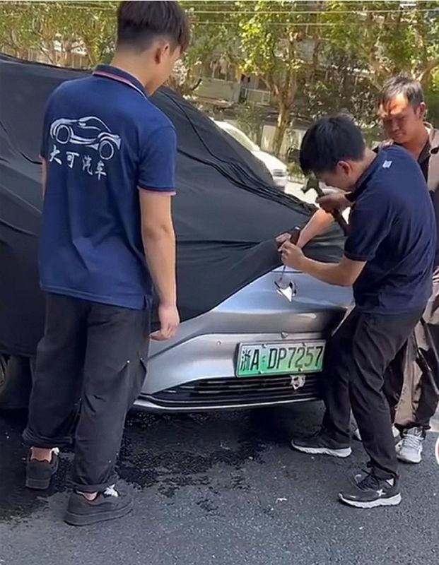 中國電動車開到一半自燃起火，官方維修人員趕到第一件事竟是先把車標拆下來