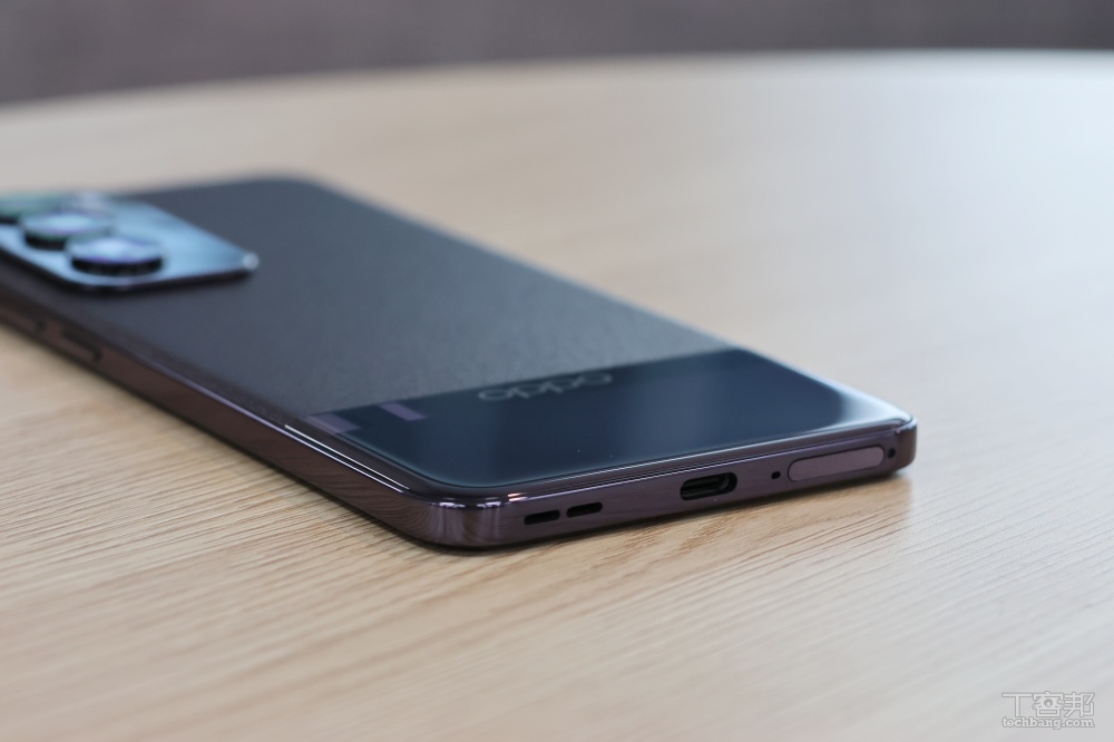 底部有揚聲器、USB-C 連接埠、麥克風和 SIM 卡槽。