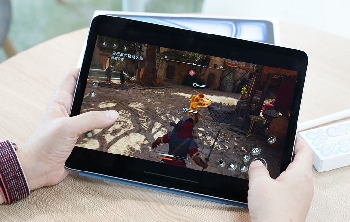 要用 iPad Air M2 玩《刺客教條:幻象》也沒問題,但搭載遊戲手把會有更好的遊戲體驗。