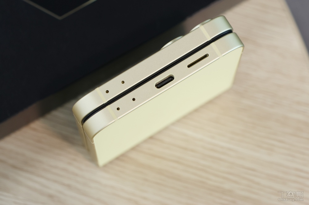 底部有 USB-C 連接埠、揚聲器配置。
