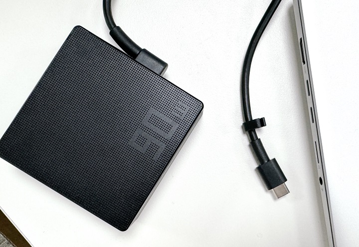 採用 Type-C 埠進行充電，而隨機搭載 90W 變壓器。