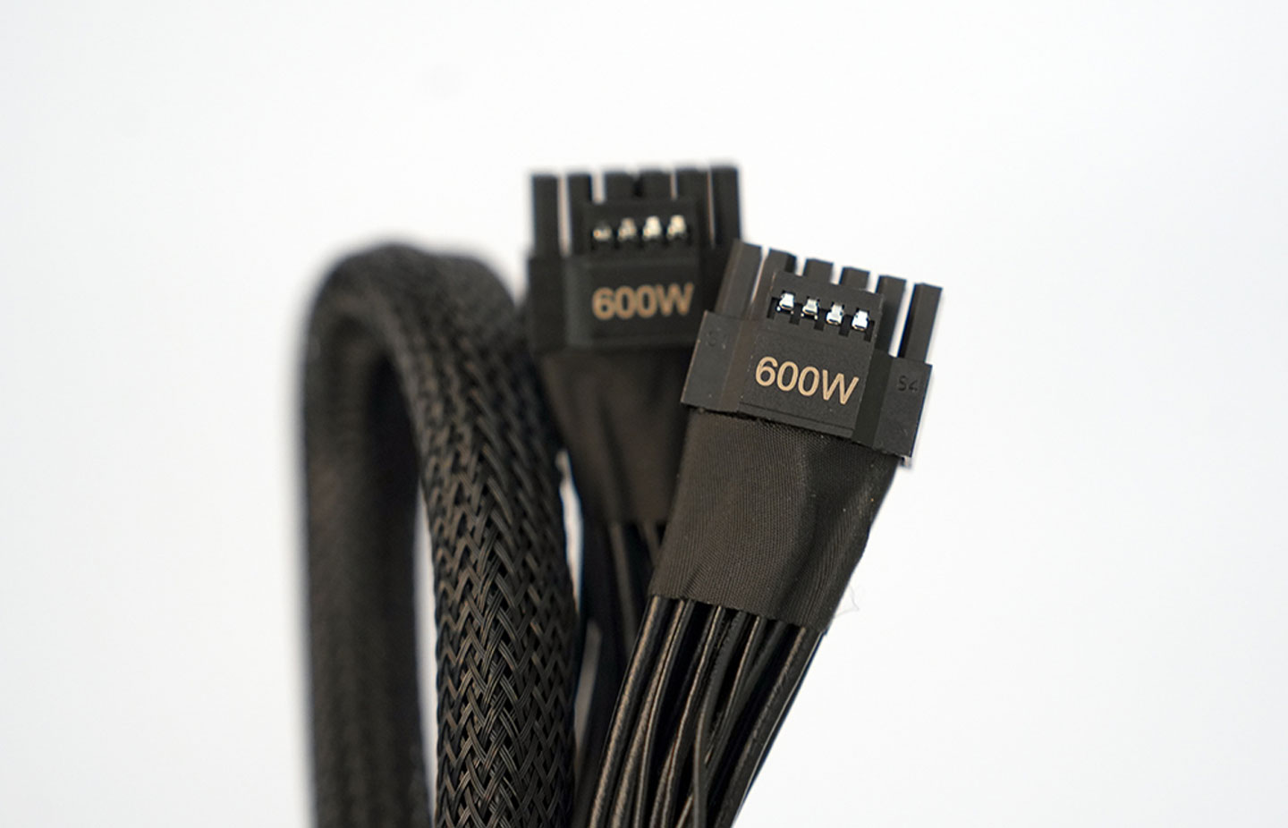 插座上有清楚標示可提供 600W 的電力！