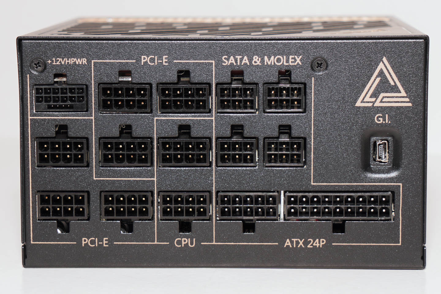 它除了CPU、硬碟等模組化電源端子之，還提供6組8 Pin PCIe電源端子以及1組功率達600 W的12VHPWR電源端子。