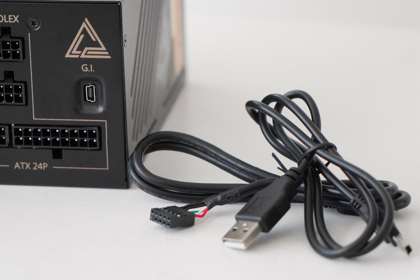 比較特別的是電源供應器上有1組USB 2.0 Mini-B端子，可以透過隨附的一般USB線或主機板USB擴充端子線連接至電腦，並在MSI Center軟體中監控運作狀態。