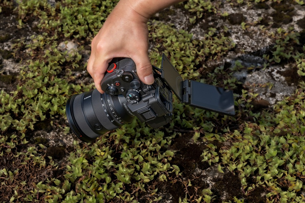 Previously, the screen on earlier models could only flip up/down, which posed challenges for Wang Baoguo, who often composes images from a low angle. The α7R V’s four-axis multi-angle flip screen merges tilting and side flaps, providing him better shooting experiences.