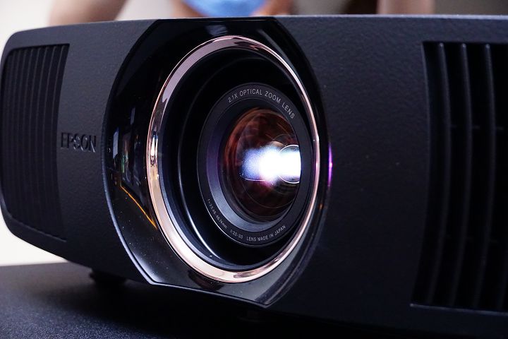 Epson 全新 4K 雷射專業家庭劇院投影機 EH-QB1000B，亮度、色彩、性能全面升級，售價 198,000 元