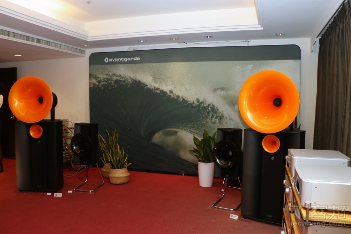 來到 109 展房除了可以聽到 Avantgarde Mezzo G3 2 音路號角喇叭採用 630mm 中高音號角，搭配尺寸較小、深度長的 200mm 高音號角，並具有 18 ohms 的阻抗、>107dB 的高靈敏度，非常容易驅動，底部配備 12 吋超低音短型號角，背後具有低音反射式加上號角發聲，而負責驅動低音的是一個 1000W 的 G3-1000 放大模組，因此擁有絕佳的超低音表現，該款共有半主動式和全主動式兩種版本可選（一組約台幣 505 萬元）。