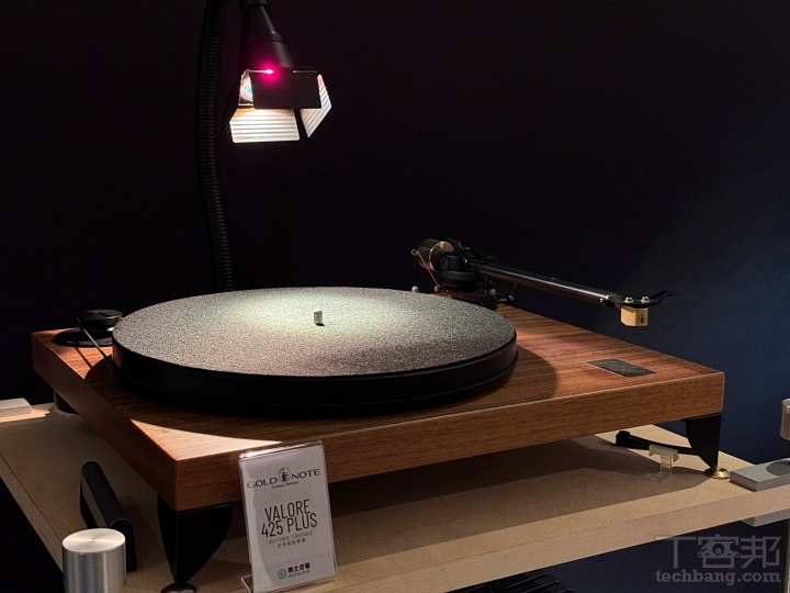 繼去年 TAA 音響展上首度展出結合透明壓克力底座的VALORE 425 Plus 全手動皮帶驅動轉盤機種後，今年雅士音響再度引進黑色和胡桃木底座版本。