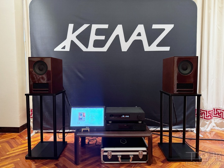 KENAZ AD36 書架型同軸主動式喇叭一組售價為 32 萬元。