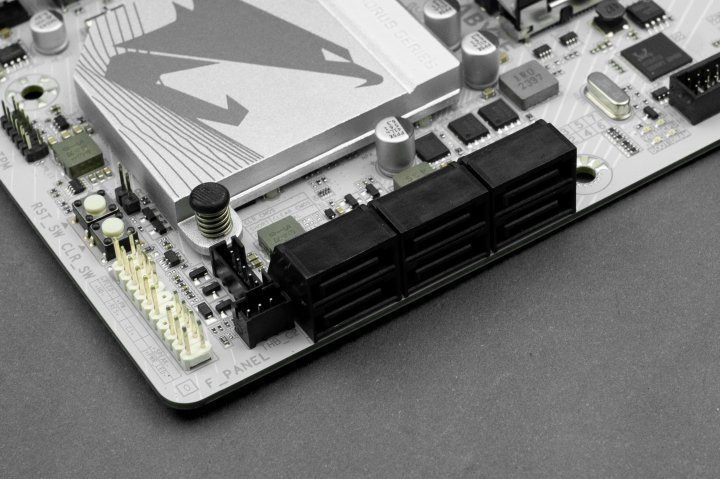 體積稍減、效能不變！Z790M AORUS ELITE AX ICE M-ATX 主機板評測