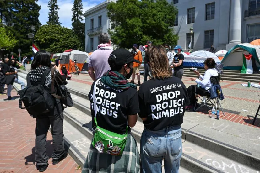 2024年4 月 25 日，當學生在加州柏克萊建立營地時，襯衫上寫著「Drop Project Nimbus」。