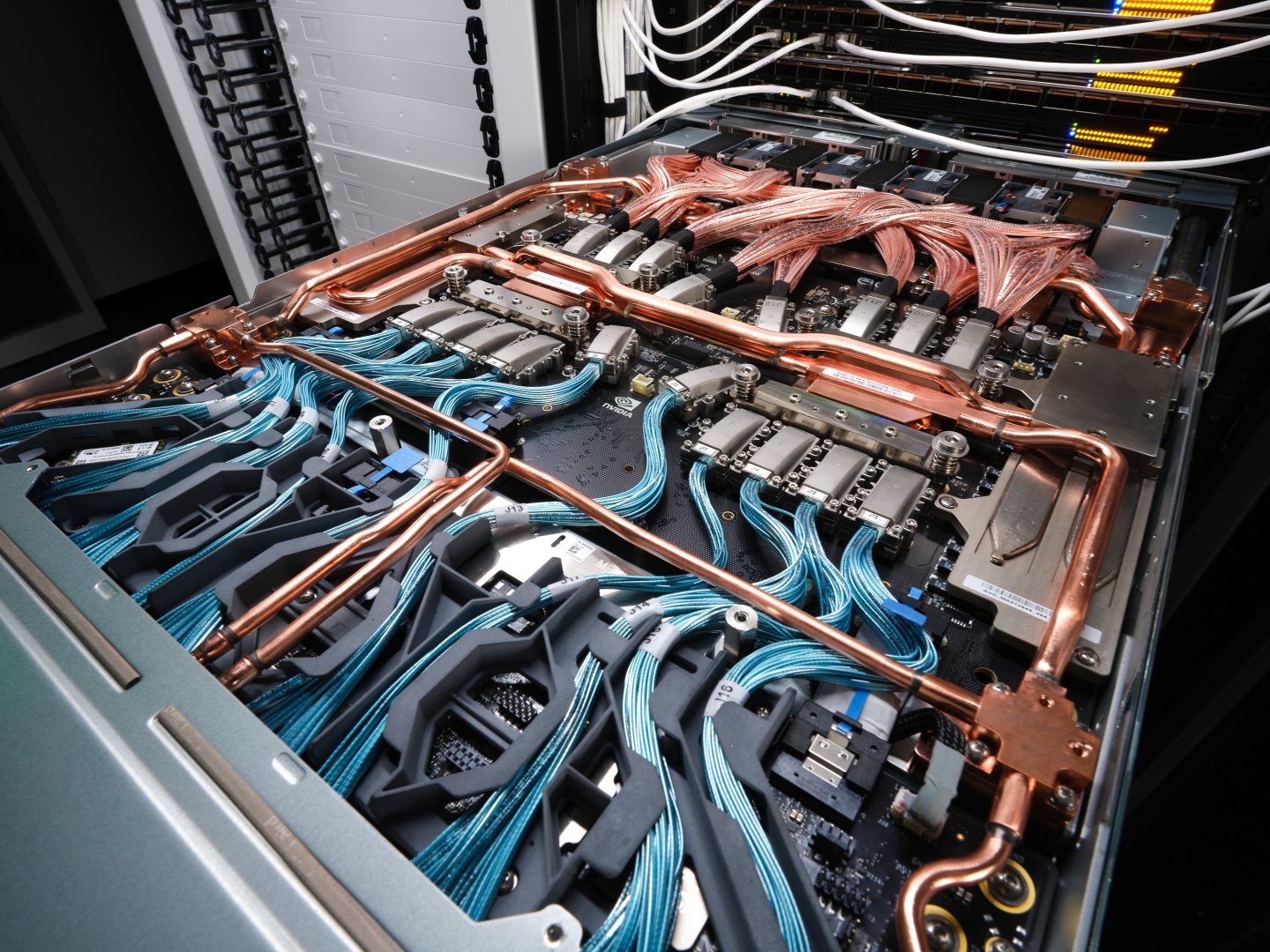 Blackwell NVLink Switch的功能為負責GPU之間的資料交換，串起機櫃中的72組Blackwell GPU。