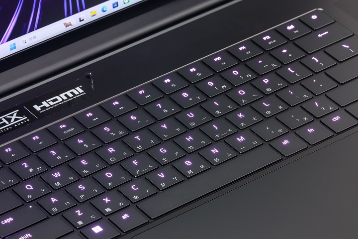 全尺寸鍵盤除具備防鬼鍵功能外，每個按鍵都搭載 Razer Chroma 獨立背光模組，可設定 1,680 萬種色彩與多種發光效果。