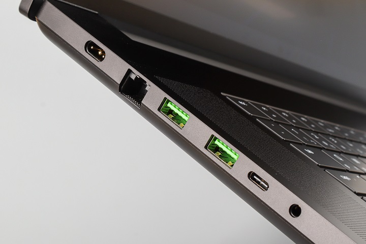 左側輸出入埠有充電埠、RJ-45網路埠、2個USB Type-A、USB Type-C、3.5mm耳麥孔。