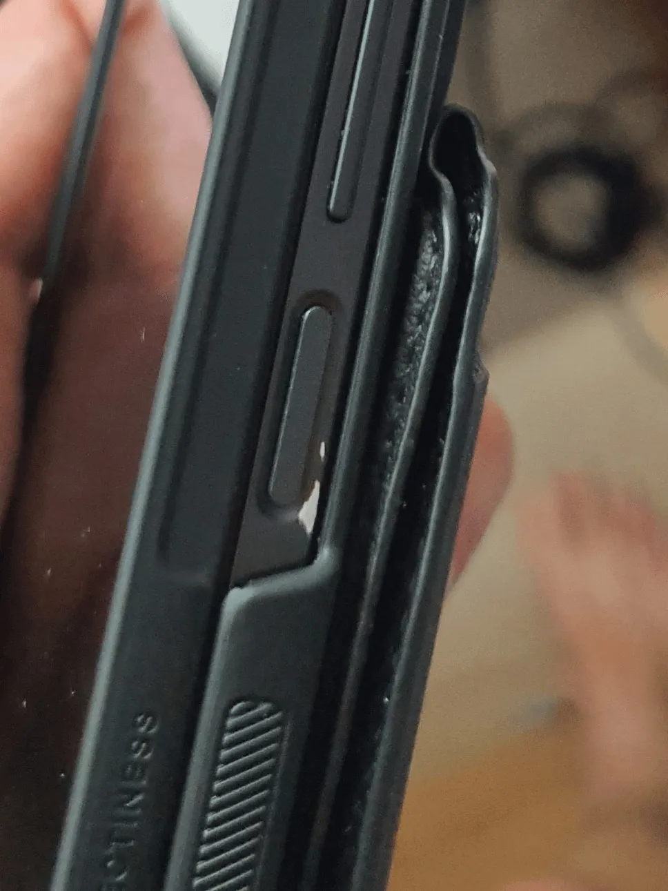 Galaxy Z Fold 6外殼傳掉漆災情， 三星官方怪消費者用了第三方充電器「沒有正確接地」