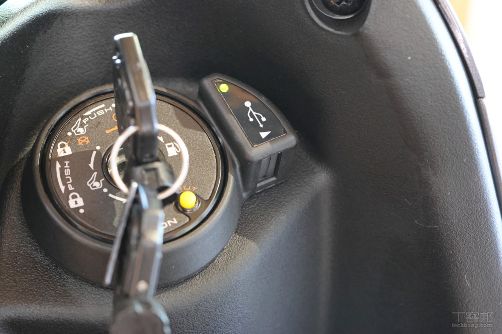 150 大地名流設計有 USB 充電插座、超車警示燈、加深的前置物空間。