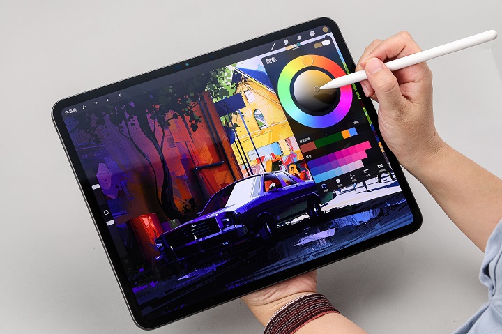 在 iPad Pro M4 中開啟《Procreate》搭配 Apple Pencil Pro 使用，透過雙指按壓功能可讓使用者在畫布上直接選取顏色和圖層、呼叫快捷功能表。