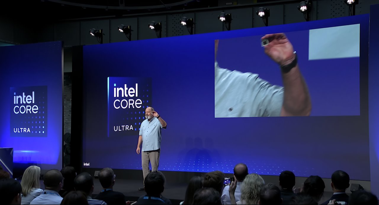 Intel ChromeOS與教育副總裁暨總經理John Solomon在IFA 2024的發表會展示Core Ultra 200V系列處理器。