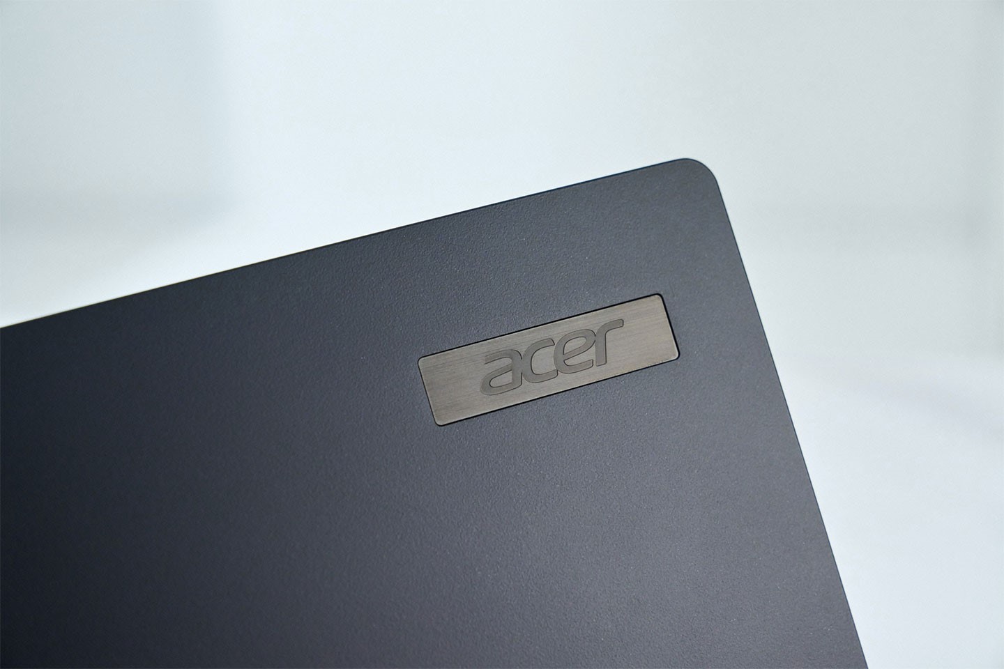 以鎂鋁合金材質打造的機殼上蓋僅搭配一枚金屬質感的 Acer Logo 銘牌。