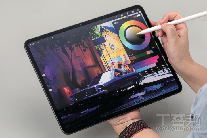 在 iPad Pro M4 中開啟《Procreate》搭配 Apple Pencil Pro 使用，透過雙指按壓功能可讓使用者在畫布上直接選取顏色和圖層、呼叫快捷功能表。